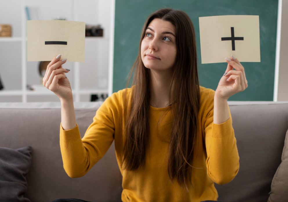 mujer sopesando alternativas para hacer su web